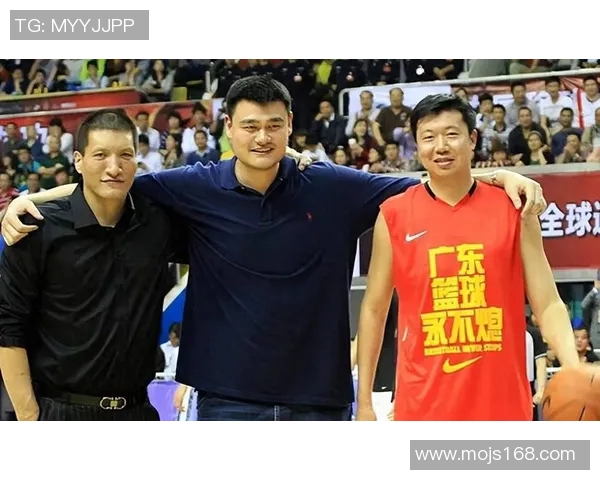 王治郅与姚明握手瞬间重温中国篮球辉煌岁月的感动时刻