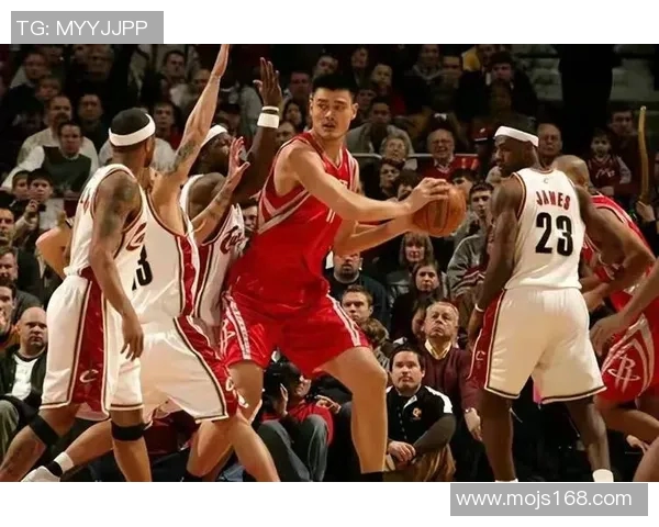 姚明篮板能力解析:如何在NBA赛场上统治篮板球的技巧与策略 姚明篮板能力解析:如何在NBA赛场上统治篮板球的技巧与策略