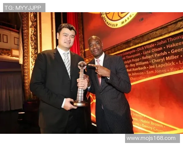 姚明重返主场引发热烈反响球迷齐聚为传奇巨星欢呼助威 姚明重返主场引发热烈反响球迷齐聚为传奇巨星欢呼助威