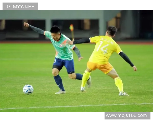 哪个足球明星在比赛中展现出独特的脚踩球技巧和风采