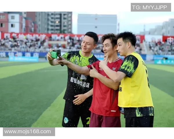 从绿茵场到生活角落足球明星的平凡日常与真实故事