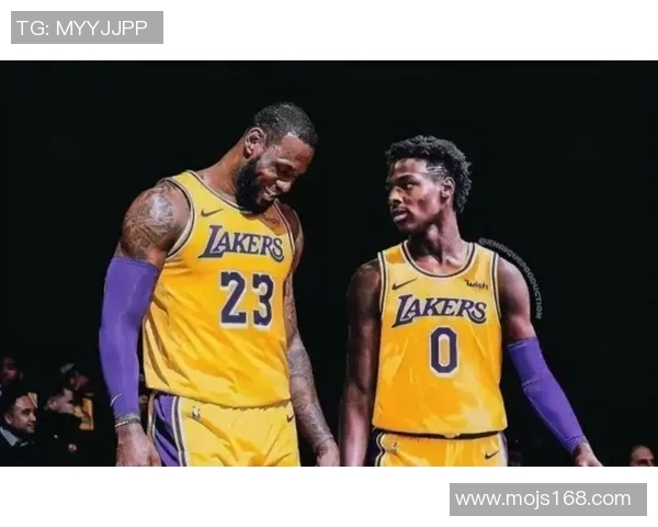 篮球明星在赛场上的无情瞬间展现了他们的拼搏精神与不屈意志